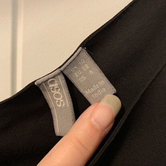 ASOS Spaghetti Strap V-Neck Camisole Tank Top in Black Size 6 - Picture 4 of 5